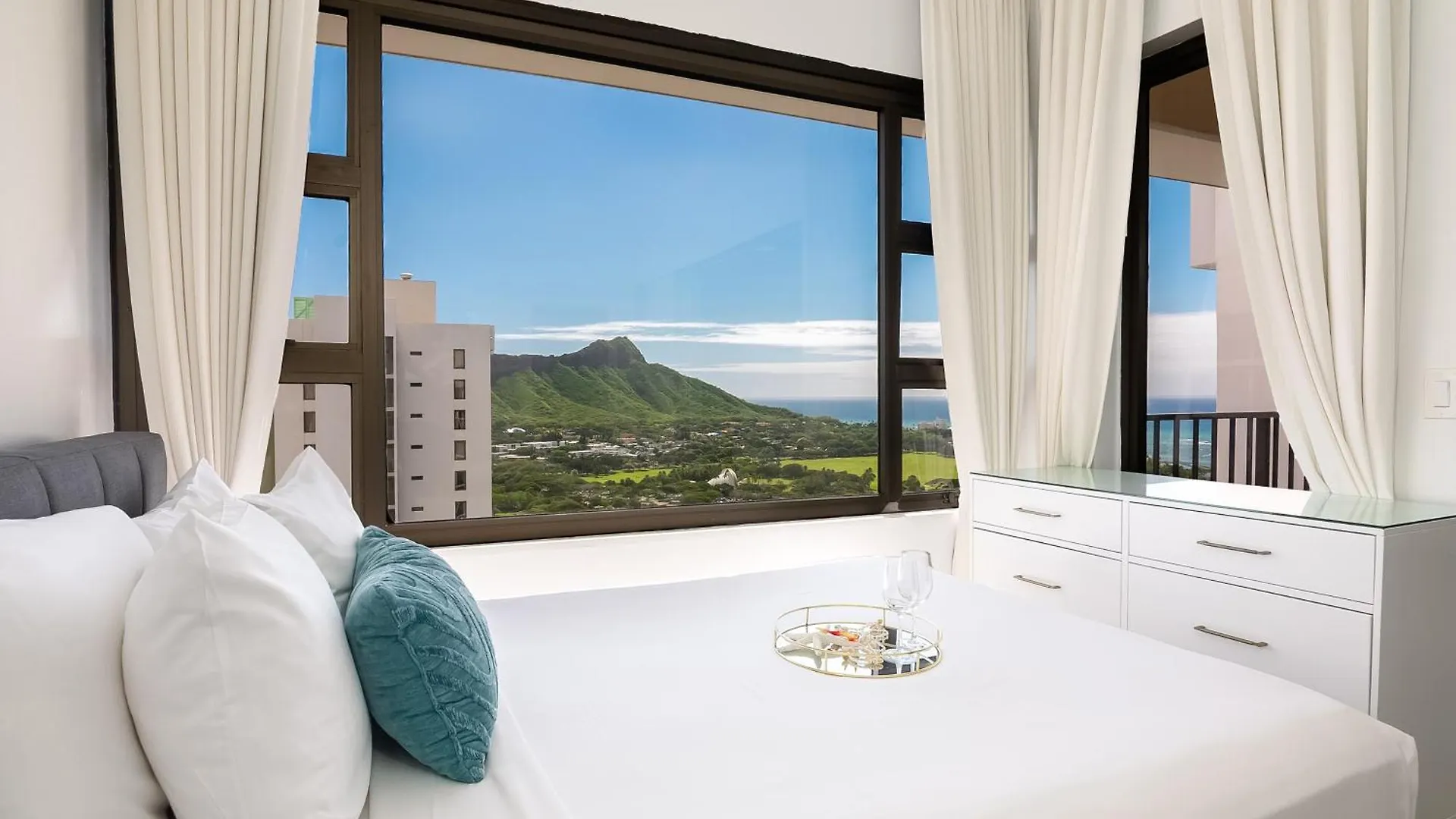 Gorgeous Beach Dream Penthouse With Ocean Views, Parking Included Honolulu 0*,  Verenigde Staten