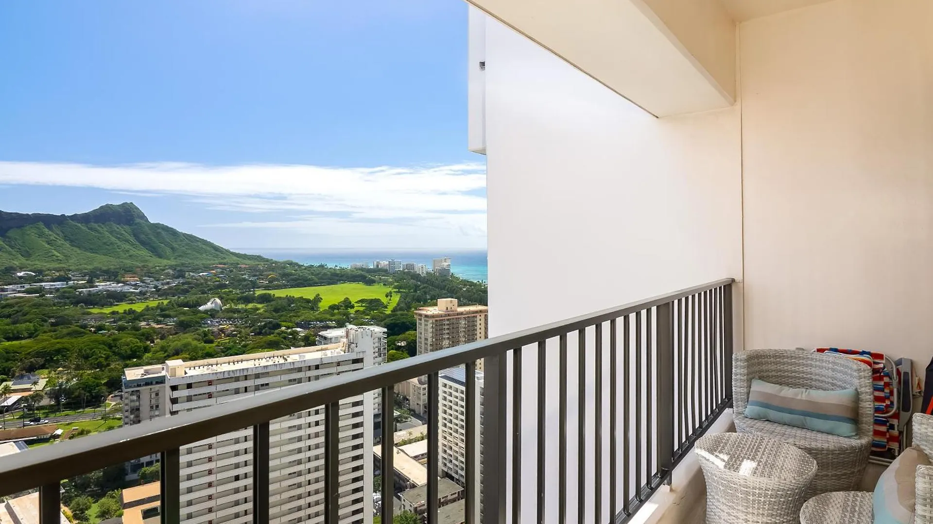 Gorgeous Beach Dream Penthouse With Ocean Views, Parking Included Honolulu Appartement