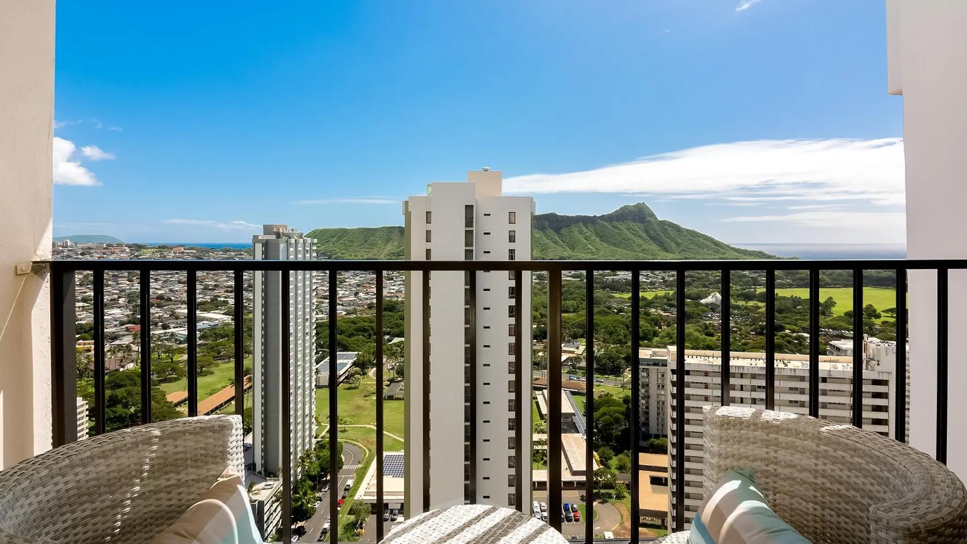 Gorgeous Beach Dream Penthouse With Ocean Views, Parking Included Honolulu