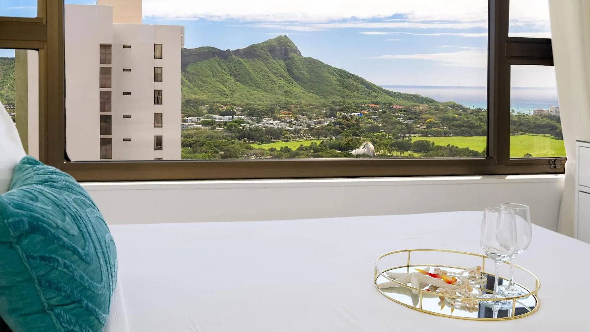 Gorgeous Beach Dream Penthouse With Ocean Views, Parking Included Honolulu 0*,