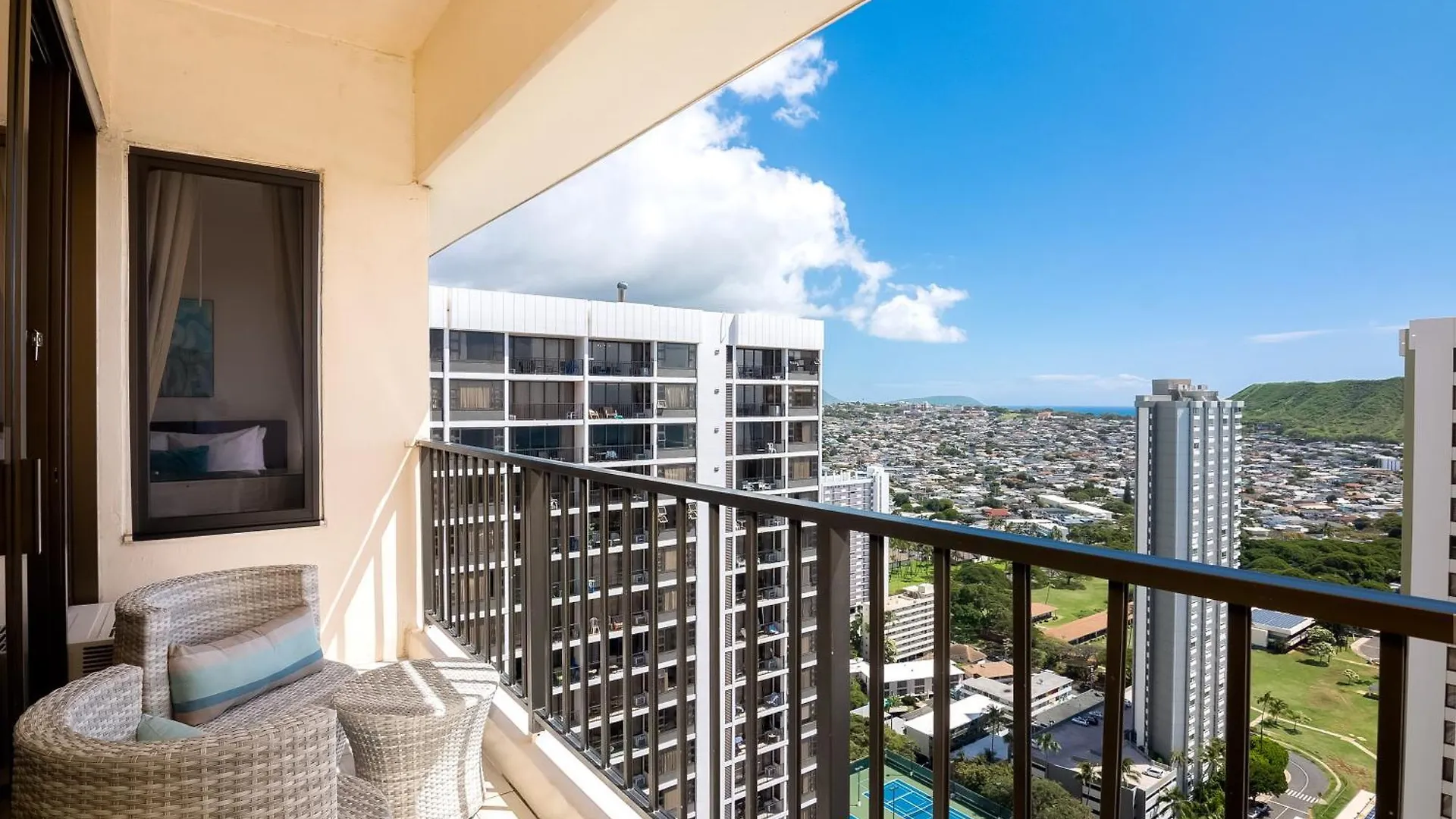 Gorgeous Beach Dream Penthouse With Ocean Views, Parking Included Honolulu Appartement